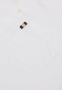 Weißes Hemd aus glattem Stoff mit einem einzelnen Knopfverschluss und einer sechseckigen Tasche mit einem karierten Patch in braunen und schwarzen Akzenten.