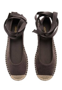 Brązowe espadryle z tkaniny, z okrągłym noskiem, plecioną juteową podeszwą i długimi, dopasowanymi tasiemkami do zawiązania wokół kostki.