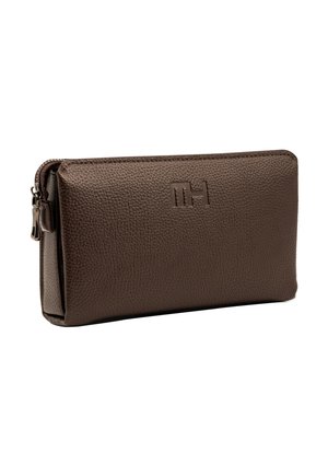 Braune, strukturierte Leder-Tasche mit Reißverschluss und geprägt mit "TH" Logo auf der Vorderseite, rechteckige Form, leicht schräg betrachtet.