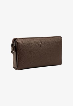 Braune, strukturierte Leder-Tasche mit Reißverschluss und geprägt mit "TH" Logo auf der Vorderseite, rechteckige Form, leicht schräg betrachtet.