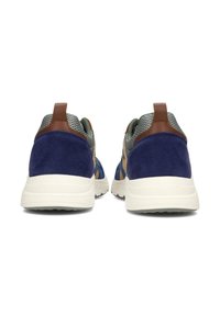 Zapatos deportivos de ante azul y malla con detalles en cuero marrón, que presentan una suela blanca y una lengüeta en la parte trasera.