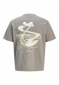 Pelēka kokvilnas t-krekls ar grafisko dizainu, kurā attēlota sudraba spirāle un uzraksts "UNIVERSAL Project Core" uz aizmugures.