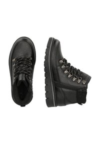 Botas de tobillo de cuero negro con un acabado texturizado, con ojales de metal, cordones en la parte delantera y una cremallera lateral. Suela de goma gruesa para mayor agarre.
