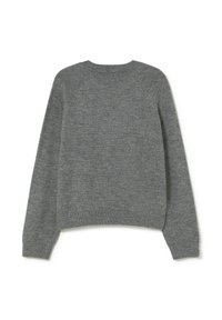 Suéter de punto gris con largas mangas raglán, cuello redondo y un largo corto. Textura suave con puños y dobladillo acanalados.