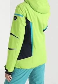 Světlá limetkově zelená bunda s námořnickými modrými a tyrkysovými akcenty, kapucí a elegantním designem. Obsahuje černé linky pro detaily a texturu.