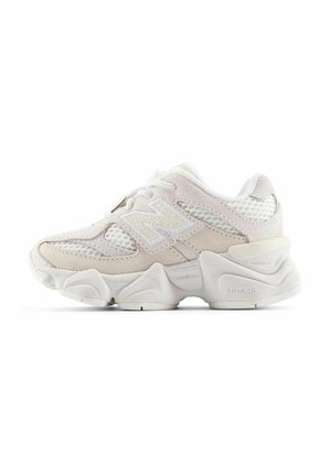 Sneaker sportiva bianca e beige chiaro con tomaia in mesh e suede, suola spessa e strutturata e logo "N" sul lato.