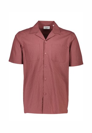Camicia a maniche corte con colletto di colore rosso rosa, in tessuto texturizzato con una leggera piegatura. Presenta due tasche sul petto e bottoni scuri.