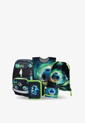 Rucksack, Beuteltasche mit Kordelzug, Weste, Federmäppchen und Geldbörse mit neongrünen Akzenten und leuchtenden Fußball- und Spieler-Designs.