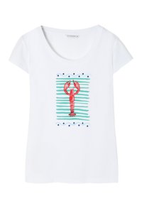 Weißes Baumwoll-T-Shirt mit einem zentralen roten Hummer-Motiv, umgeben von türkis- und blauen gestreiften Mustern mit geschwungenen Akzenten.