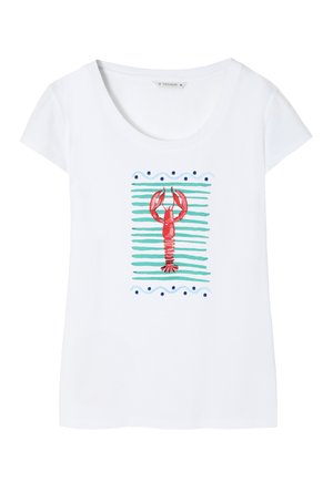 Balta medvilninė marškinėliai su centriniu raudono omaro grafiniu atvaizdu, aplink kurį yra melsvai žaliai dryžuotos raštai su išlenktais akcentais.