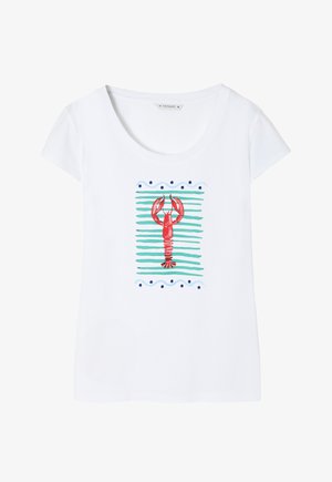 Weißes Baumwoll-T-Shirt mit einem zentralen roten Hummer-Motiv, umgeben von türkis- und blauen gestreiften Mustern mit geschwungenen Akzenten.