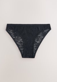 Sous-vêtements style bikini en dentelle florale noire, posés à plat sur un fond neutre, montrant un tissu semi-transparent et des motifs floraux complexes.