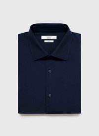 Námornícky modrá slim fit košela, vyrobená z hladkej tkaniny, s gombíkovým zapínaním vpredu, s rozpätým golierom a bez viditeľných vzorov alebo akcentov.