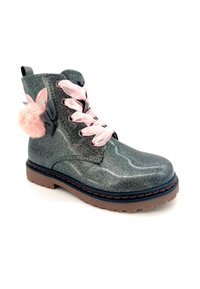 Botín gris brillante con cordones rosas, un acento de pom-pom rosa y una suela texturizada. Presenta un detalle decorativo de orejas de conejo en el costado.