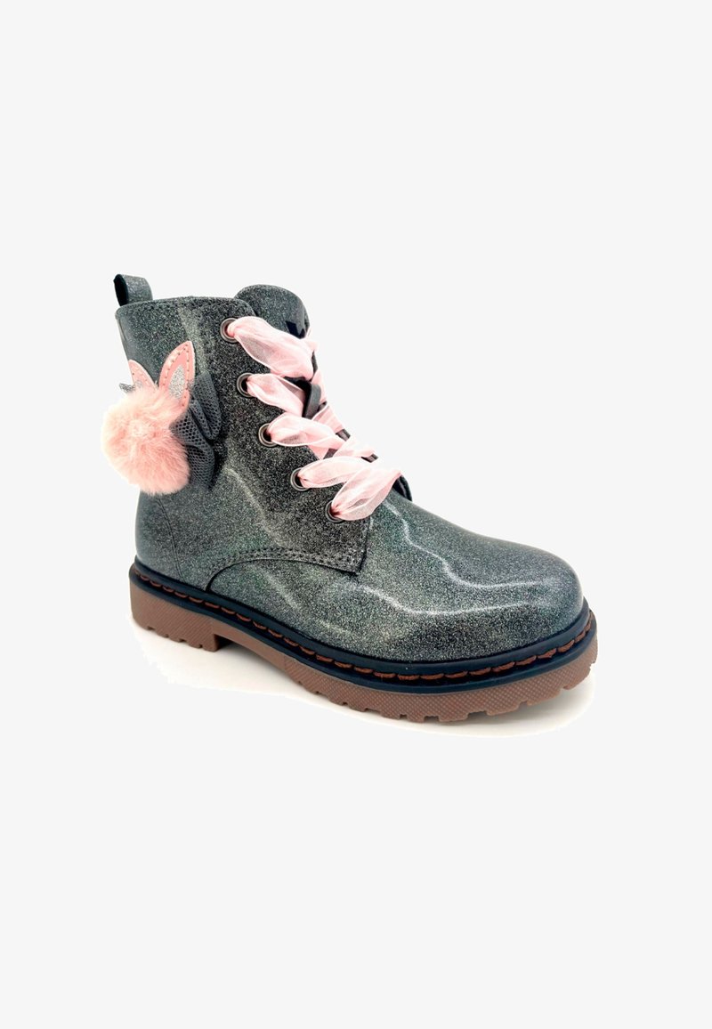 Botín gris brillante con cordones rosas, un acento de pom-pom rosa y una suela texturizada. Presenta un detalle decorativo de orejas de conejo en el costado.