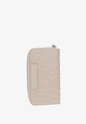 Portafoglio in pelle beige con motivo logo in rilievo, chiusura con zip, forma rettangolare e dettagli in metallo argentato. Superficie testurizzata per una migliore presa.