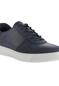 Mörkblå lädersneakers med en slät textur, rundad tå, vadderad krage, matchande snören och en vit gummisula med horisontella spår.