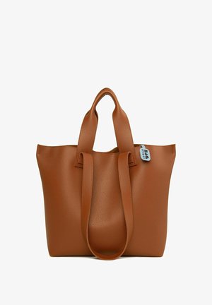 Sac en cuir marron texturé avec deux poignées robustes et une petite étiquette logo. Le sac a un design spacieux et un haut ouvert.