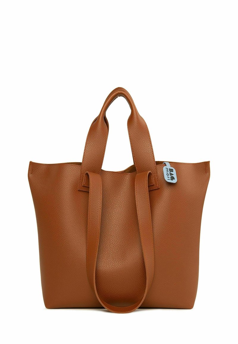 Sac en cuir marron texturé avec deux poignées robustes et une petite étiquette logo. Le sac a un design spacieux et un haut ouvert.