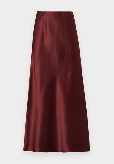 Bordowa satynowa spódnica maxi o gładkiej, błyszczącej fakturze i prostej sylwetce. Posiada wysoki stan i sięga do kostek.