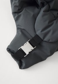 Dunkelgrauer, gepolsterter Jackenbereich aus Nylon, mit einer silbernen Metall-Schnalle und schwarz-strap. Glattes Material mit leichtem Glanz.