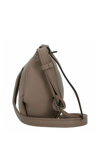Bolso bandolera de piel beige con una superficie texturada, correa ajustable y cierre de cremallera. Presenta líneas limpias y un hardware minimalista.