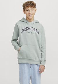 Felpa verde chiaro con tasca a marsupio, caratterizzata da un logo in testo scuro "JACK & JONES" e polsini a coste sulle maniche e sull'orlo.