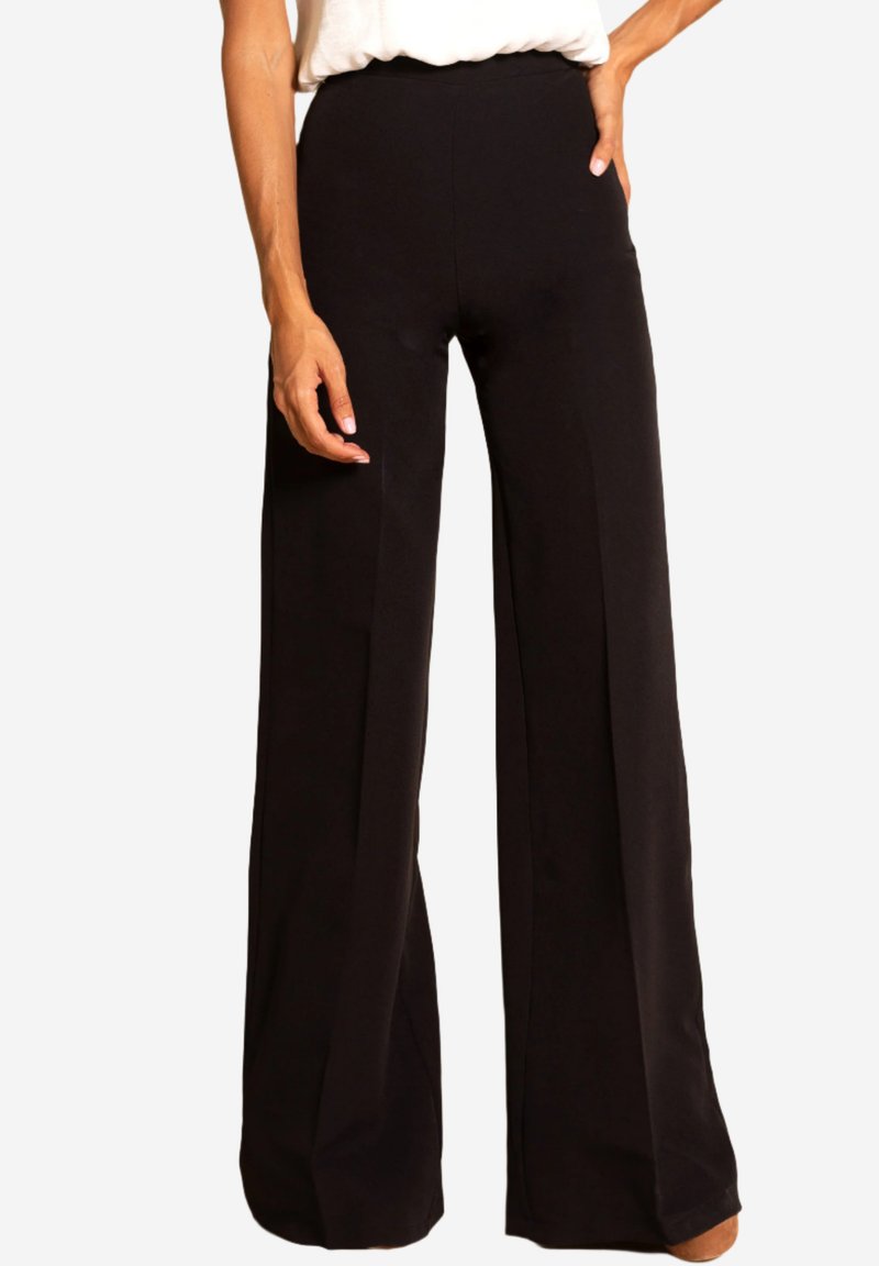 Pantalons larges noirs en tissu lisse avec une taille haute. Présente un design épuré sans embellissements ou motifs visibles.