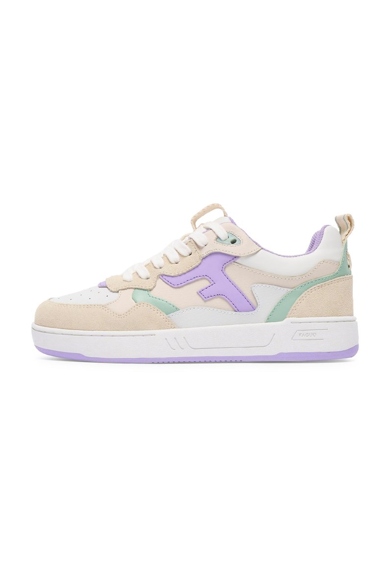 Sneaker van suède en synthetische materialen, kleurvlak in roomkleurig, lavendel en muntgroen met een witte zool en vetersluiting.