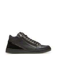Baskets montantes noires avec un extérieur en cuir lisse, des accents en daim, une fermeture éclair sur le côté et des lacets, avec une semelle en caoutchouc texturée.