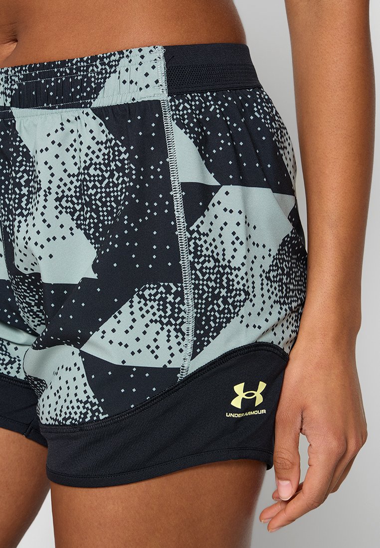 Pantalones cortos deportivos negros con un patrón geométrico azul claro, con una cintura de malla, dobladillo negro en contraste y un logo amarillo en el lateral.