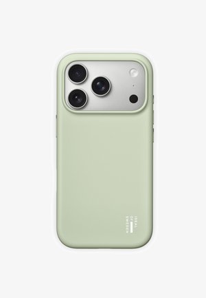 Smartfon z jasnozielonym etui ochronnym i potrójnym aparatem na białym tle, widoczne logo „Ideal of Sweden”.