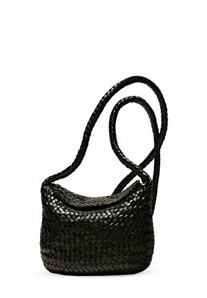 Czarna, pleciona skórzana torebka na ramię z klapką i długim, plecionym paskiem przewieszonym nad torebką.