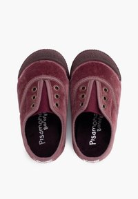 Bordeauxfarvede ruskindstøfler med rundet tå, der har fire metaløjer og en mørk gummisål. Indeni er der en blød, mørk stofforing.