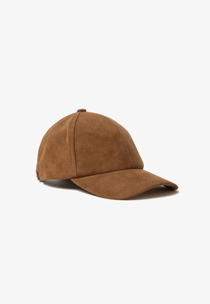 Casquette de baseball en suède marron avec panneaux cousus et visière incurvée, présentée sur un fond blanc.