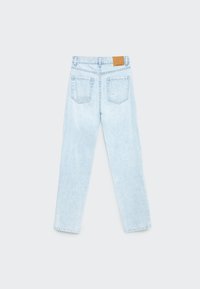 Jeans de mezclilla azul claro con un diseño de pierna recta, que cuentan con dos bolsillos traseros y un parche de cuero marrón en la cintura.