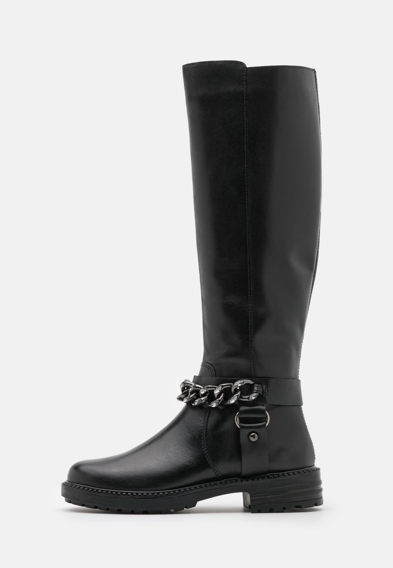 Botte haute en cuir noir avec semelle épaisse et détail décoratif en chaîne argentée autour de la cheville sur fond blanc.