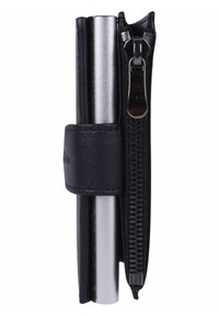 Portafoglio in pelle nera con cerniera laterale, caratterizzato da una texture liscia e due portapenne metallici in argento. Design compatto e elegante.