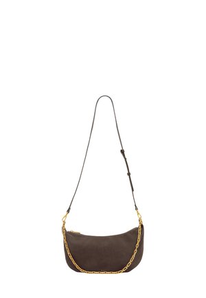 Sac à main en daim marron avec une forme arrondie. Présente un accent en chaîne dorée et une sangle ajustable fine. Fermeture zippée.