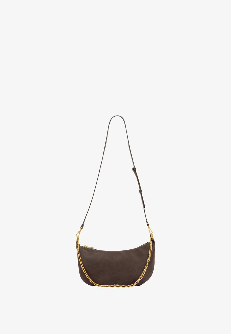 Borsa a tracolla in suede marrone con forma curvata. Presenta un accentuazione in catena d'oro e una tracolla slanciata e regolabile. Chiusura con zip.