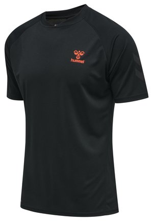 Schwarzes Sport-T-Shirt mit kurzen Ärmeln und Rundhalsausschnitt, oranges Hummel-Logo auf der linken Brust und dezentes Chevron-Muster am rechten Ärmel.