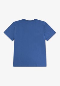 Μπλε βαμβακερό t-shirt με στρογγυλή λαιμόκοψη και κοντά μανίκια. Ομαλή υφή με απλό, μονόχρωμο σχέδιο και ελάχιστες λεπτομέρειες επωνυμίας.