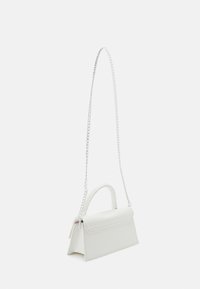 Sac à main en cuir synthétique blanc avec un design structuré, une anse courte et une longue bandoulière chaîne. Dispose d'une fermeture à rabat et d'une texture lisse.