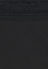 Schwarzer Stoff mit einer strukturierten Spitzenkante oben, der im Hauptbereich eine glatte und weiche Textur aufweist.