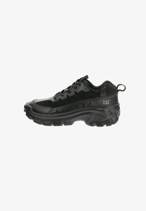 Bottines CAT noires robustes avec semelle épaisse et rugueuse, devant à lacets et tirette au talon, conçues pour la durabilité et une utilisation en extérieur.