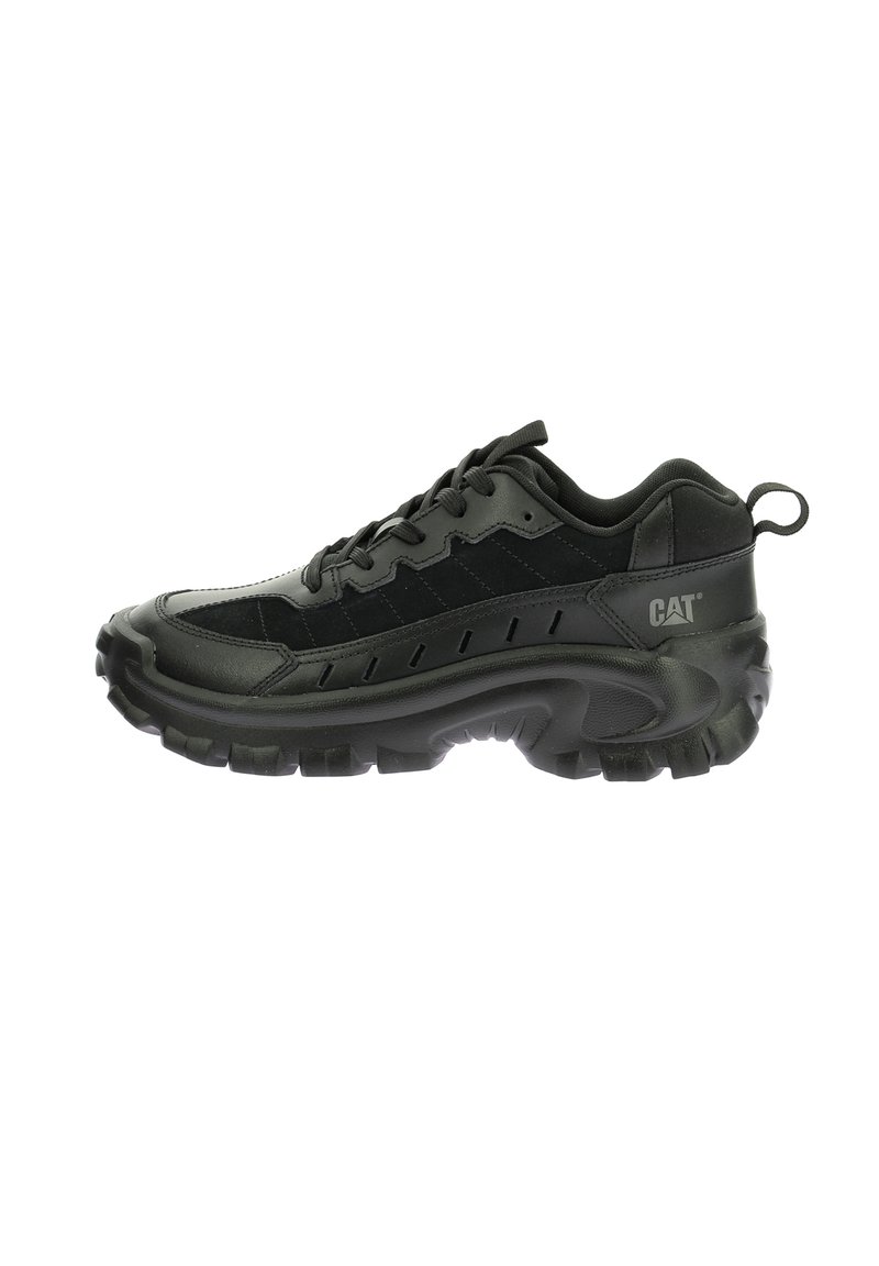 Zwarte stevige CAT-sneaker met een dikke robuuste zool, vetersluiting aan de voorkant en een trekknoop op de hak, ontworpen voor duurzaamheid en gebruik buitenshuis.