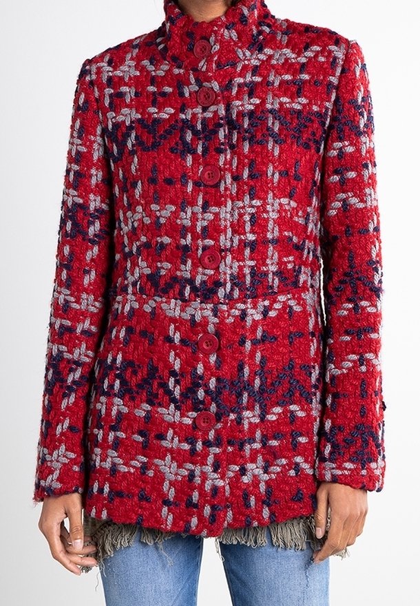 Donna che indossa un cappotto button-up testurizzato rosso, grigio e blu navy, con colletto alto e maniche lunghe, sopra dei jeans blu.