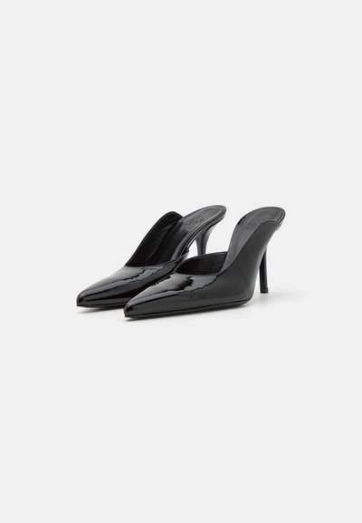 Pantofi cu toc slingback din piele patent neagră, cu vârfuri ascuțite și tocuri subțiri tip stiletto, având o textură netedă și detalii minime.