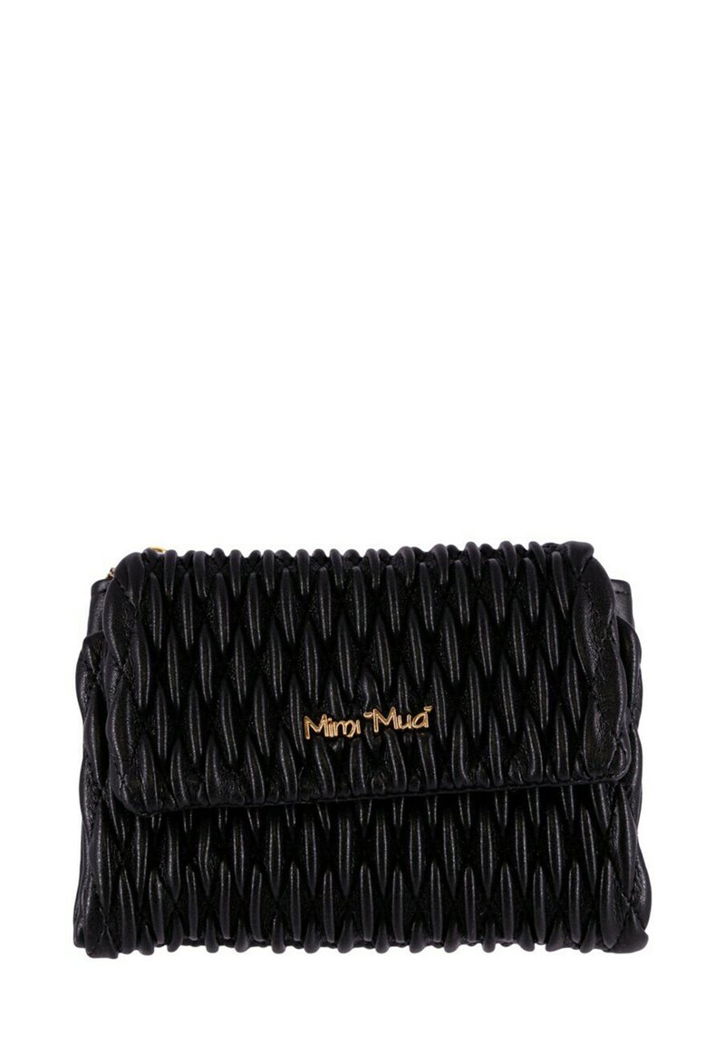 Borsa a pochetto nera con texture e design plissettato, caratterizzata da un accento in oro del logo e una chiusura a pattina. Realizzata in materiale sintetico.