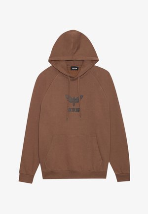 Hnedá mikina s klokankou, raglánovými rukávmi, čiernou grafikou motýľa a kapucňou so šnúrkou. Vyrobená z mäkkej, textúrovanej tkaniny.